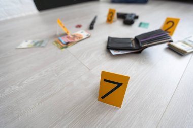 Kanıt işaretleri olan bir suç mahallinin yüksek kontrastlı görüntüsü. Yüksek kalite fotoğraf