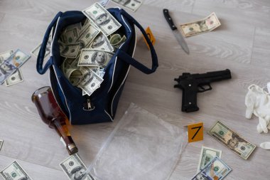 Ceza soruşturması biriminde para dolu siyah çanta, kavramsal görüntü. Yüksek kalite fotoğraf