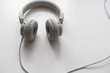 Beyaz arka planda kablosuz kulaklık. Bluetooth cihazı. Yüksek kalite fotoğraf