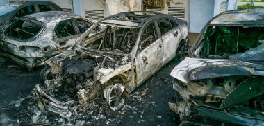 Yanmış ve terk edilmiş arabaların ön görüntüsü..