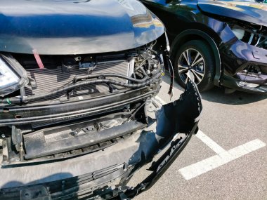 Otoparkta kırık ve yanmış arabalar, kaza ya da kasıtlı vandalizm. Yanmış araba. Bir araba kazasının sonuçları. Kundaklama yüzünden zarar görmüş. Rus birlikleri tarafından Ukrayna 'da vurulan sivil araçlar.