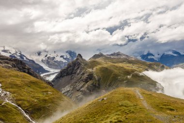 İsviçre 'deki dağlarda güzel bir keşif turu.