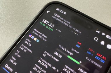 Kyiv, Ukrayna - 20 Mart 2025: Apple borsa uygulamasında yükselen yeşil hisse fiyatlarını gösteriyor. Arka planda, yüksek kaliteli fotoğraf