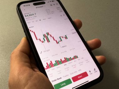 Kyiv, Ukrayna - 20 Mart 2025: Bir cep telefonu dijital varlık yatırımının artan popülerliğini vurgulayan bir kripto para birimi ticaret uygulaması sergiliyor. Yüksek kalite fotoğraf