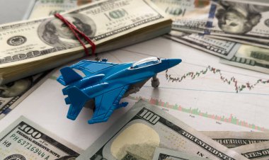 Askeri oyuncak uçak jeti, dolar ve haritalar. Yüksek kalite fotoğraf