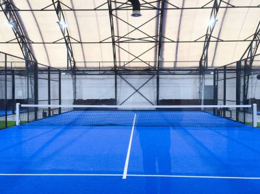 Boş raket tenis kortunun ışıkları kapalıyken. Yüksek kalite fotoğraf