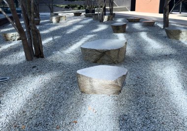 Beton yüzeyde çimento ve kum malzemesinden yapılmış ağaç kütüğü şekilli bahçe koltuğu. Yüksek kalite fotoğraf