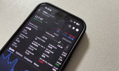 Kyiv, Ukrayna - 20 Mart 2025: Apple borsa uygulamasında yükselen yeşil hisse fiyatlarını gösteriyor. Arka planda, yüksek kaliteli fotoğraf