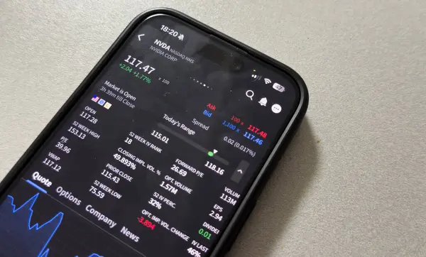 Kyiv, Ukrayna - 20 Mart 2025: Apple borsa uygulamasında yükselen yeşil hisse fiyatlarını gösteriyor. Arka planda, yüksek kaliteli fotoğraf