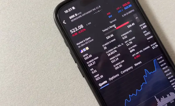 Kyiv, Ukrayna - 20 Mart 2025: Microsoft MSFT borsası. Finansal grafikler, yatırım, dijital bankacılık konsepti fotoğrafı. Elinde borsa uygulaması olan akıllı bir telefon. Yüksek kalite fotoğraf