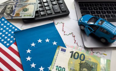 Oyuncak araba, hesap makinesi ve kahverengi arka planda kalem. Araba kiralama, satın alma ya da sigorta. İş konsepti. Yüksek kalite fotoğraf