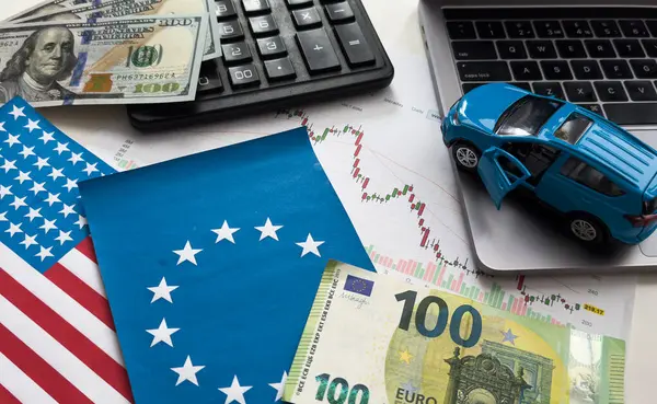 Oyuncak araba, hesap makinesi ve kahverengi arka planda kalem. Araba kiralama, satın alma ya da sigorta. İş konsepti. Yüksek kalite fotoğraf