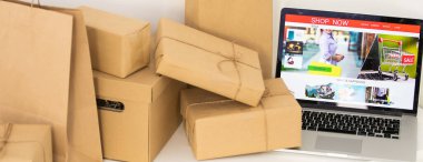 posta paketi olan dizüstü bilgisayar, çevrimiçi fikirler satılıyor.