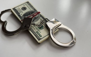 Finansal suç kavramı. Para ve kelepçeler masada. Yüksek kalite fotoğraf