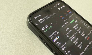 Kyiv, Ukrayna - 20 Mart 2025: Apple borsa uygulamasında yükselen yeşil hisse fiyatlarını gösteriyor. Arka planda, yüksek kaliteli fotoğraf