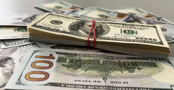 Dolar geçmişine 100 dolarlık banknot yığını. Yüksek kalite fotoğraf