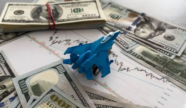 Askeri oyuncak uçak jeti, dolar ve haritalar. Yüksek kalite fotoğraf