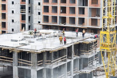 İnşaat alanı geçmişi. Vinç kaldırma ve yeni çok katlı binalar. Endüstriyel geçmiş. Yüksek kalite fotoğraf