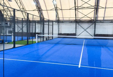 Padel kortu, çizgiler ve kapalı alan. Yüksek kalite fotoğraf