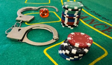 Loş bir kumar ortamında poker çiplerinin yanına kelepçelenmiş. Yüksek kalite fotoğraf