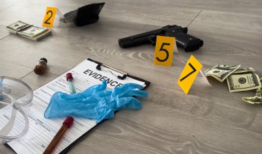 Yerde silah ve işaretler olan bir suç mahallinin yüksek kontrastlı görüntüsü. Yüksek kalite fotoğraf