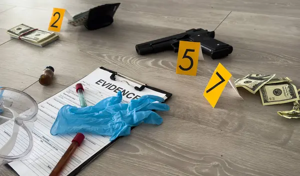 Yerde silah ve işaretler olan bir suç mahallinin yüksek kontrastlı görüntüsü. Yüksek kalite fotoğraf