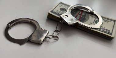 Kelepçeli bir sürü dolar. Yüksek kalite fotoğraf