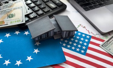 Birleşik Devletler ve Avrupa Birliği bayrakları, dolar ve çizelgeler. Yüksek kalite fotoğraf