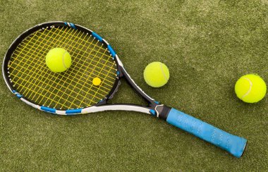 Tenis raketi ve yeni boyanmış tenis kortunda yeni bir tenis topu. Yüksek kalite fotoğraf