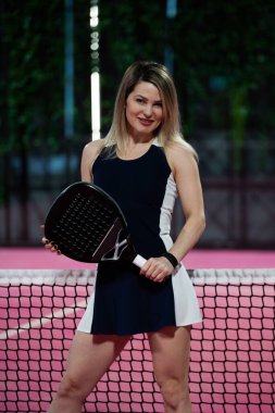 Raketli Padel tenisçi. Sahada raketli kız sporcu. Spor konsepti. Yüksek kalite fotoğraf