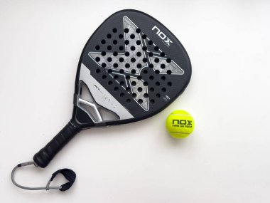Kyiv, Ukrayna, 27 Temmuz 2024 Padel tenis raketi. Yüksek kalite fotoğraf
