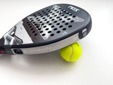 Kyiv, Ukrayna, 27 Temmuz 2024 Padel tenis raketi. Yüksek kalite fotoğraf