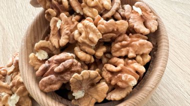 Bütün cevizleri masaya koy. Ceviz çekirdekleri kurudu ve yemeye hazır. Yumuşak odaklanma. Mavi resim. Yüksek kalite fotoğraf