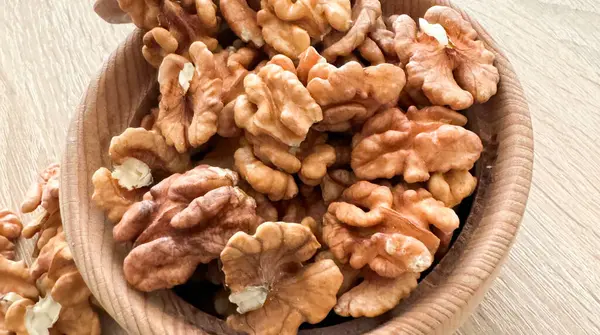 Bütün cevizleri masaya koy. Ceviz çekirdekleri kurudu ve yemeye hazır. Yumuşak odaklanma. Mavi resim. Yüksek kalite fotoğraf