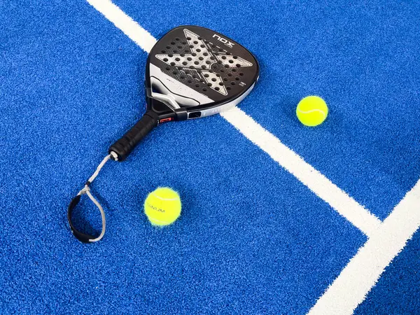 Kyiv, Ukrayna, 9 Eylül 2024. Siyah profesyonel raket raket nox. Yatay spor temalı poster, tebrik kartları, başlıklar, web sitesi ve uygulama. Yüksek kalite fotoğraf