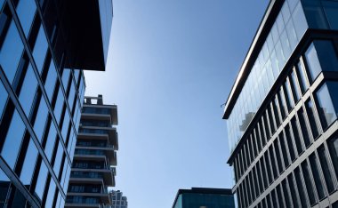 Mavi Modern Ofis Binası 'na bakıyorum. Yüksek kalite fotoğraf