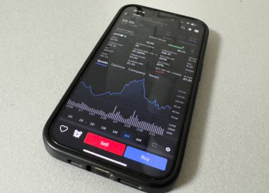 Kyiv, Ukrayna - 20 Mart 2025: Apple borsa uygulamasında yükselen yeşil hisse fiyatlarını gösteriyor. Arka planda, yüksek kaliteli fotoğraf