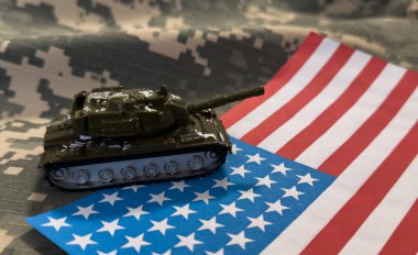 Savaş, askeri tehdit, askeri güç kavramı. ABD. Tanklar gri arka planda Amerikan bayrağı yakınında oyuncak. Yüksek kalite fotoğraf