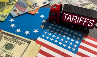 Birleşik Devletler ve Çin arasındaki yeni ticaret savaşı, çeşitli tarifeler, karşı karşıya gelen Amerikan ve Çin bayraklarının resmedilmesi, savaş konsepti. Yüksek kalite fotoğraf