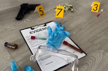 Yerde silah ve işaretler olan bir suç mahallinin yüksek kontrastlı görüntüsü. Yüksek kalite fotoğraf