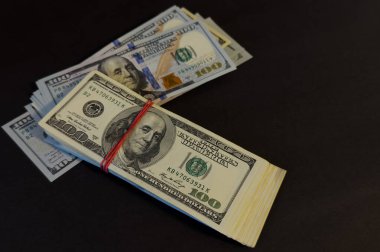 100 dolarlık banknotlar izole edilmiş. Yüksek kalite fotoğraf