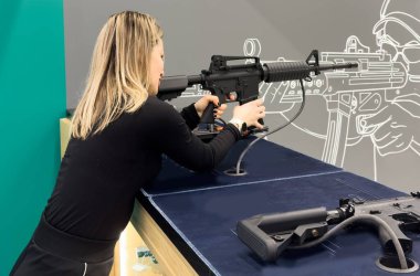 Hedefin yakınındaki poligonda tüfekli kızlar. Yüksek kalite fotoğraf. Yüksek kalite fotoğraf