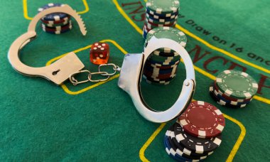 Loş bir kumar ortamında poker çiplerinin yanına kelepçelenmiş. Yüksek kalite fotoğraf