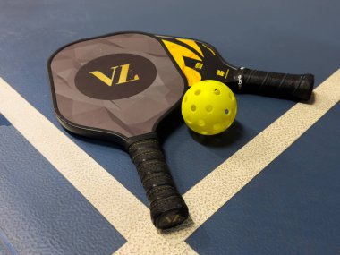 Kyiv, Ukrayna - 14 Aralık 2024 Pickleball tenis raketi sahada. Kopyalama alanı olan mavi arkaplan. Spor sahası ve top. Yüksek kalite fotoğraf
