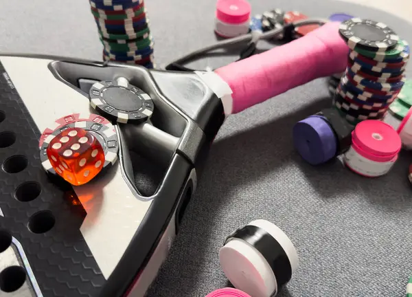 Kumarhane ve Padel tenisi, poker masası, cips. Yüksek kalite fotoğraf
