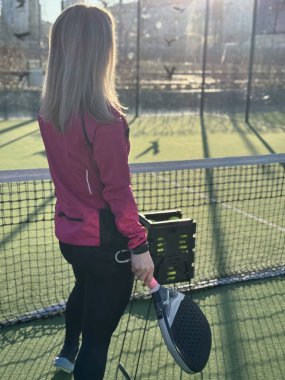 Sahada raketi olan bir tenisçi. Sahada raketi olan bir bayan sporcu. Spor konsepti. Yüksek kalite fotoğraf