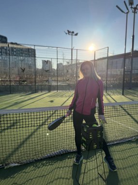 Sahada raketi olan bir tenisçi. Sahada raketi olan bir bayan sporcu. Spor konsepti. Yüksek kalite fotoğraf