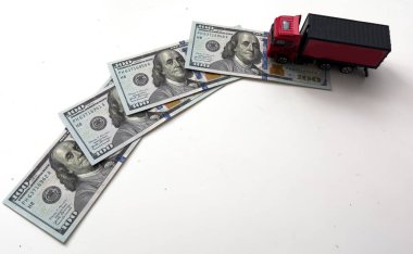 Oyuncak kamyon dolar üzerine yalan söylüyor, mesaj için yer var. Yüksek kalite fotoğraf