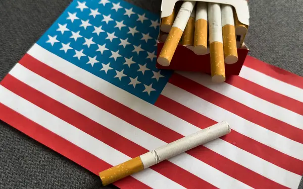 Amerikan bayrağı, dolar ve sigara. Yüksek kalite fotoğraf