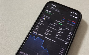 Kyiv, Ukrayna - 20 Mart 2025: Apple borsa uygulamasında yükselen yeşil hisse fiyatlarını gösteriyor. Arka planda, yüksek kaliteli fotoğraf